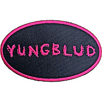 Yungblud tkaná nažehlovačka 90x50 mm, Oval logo Black & Pink